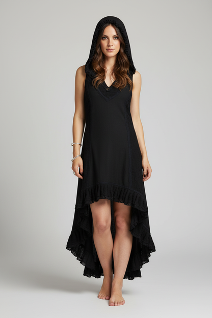 Vestito nero con cappuccio