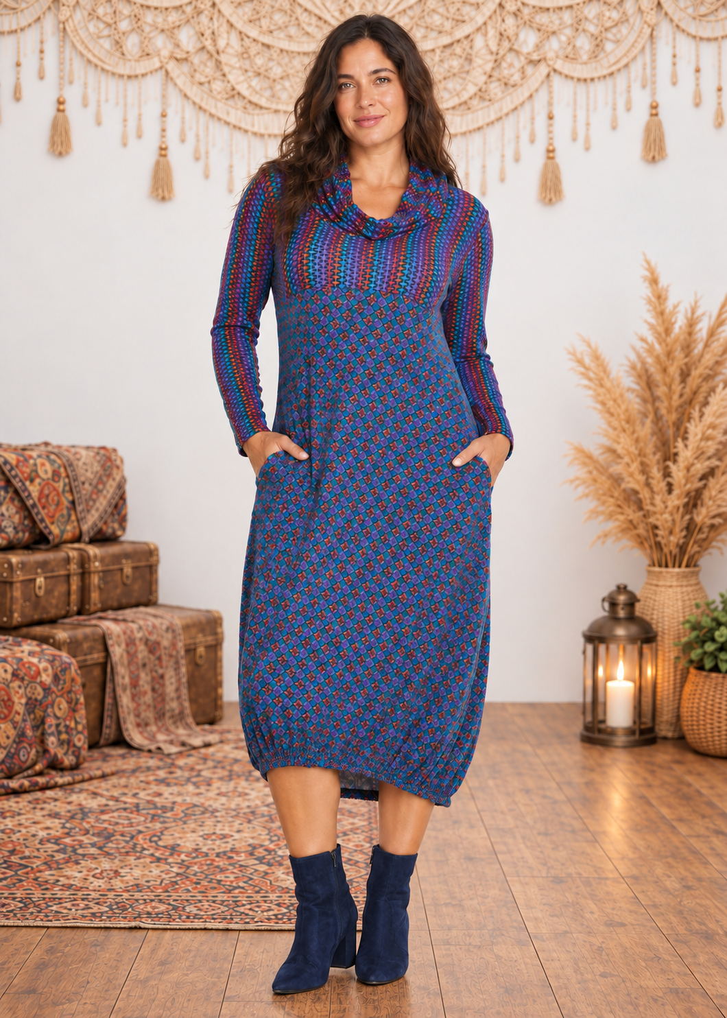 Vestito midi curvy con collo morbido e tasche - Happy Baba - variante Blu ottanio - indossato su sfondo outlet inverno