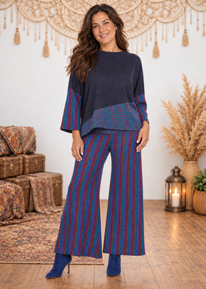Pantaloni palazzo curvy a righe Vienna - Happy Baba — indossati da Gea, set outlet inverno con parete chiara e macramè