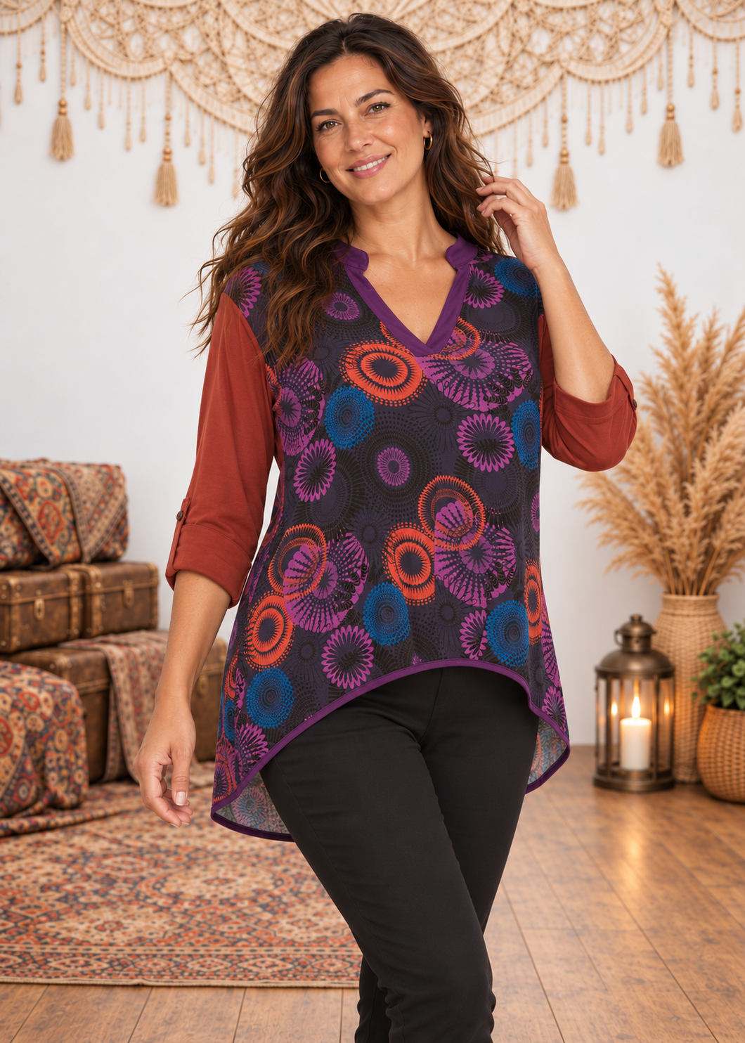 Maglia curvy asimmetrica Copenaghen Kaleidoscope - Happy Baba - variante Viola indossata da Gea su sfondo outlet inverno
