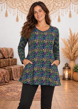 Maglia curvy Helsinky Square con tasche - Happy Baba - variante Blu indossata da Gea su sfondo outlet inverno