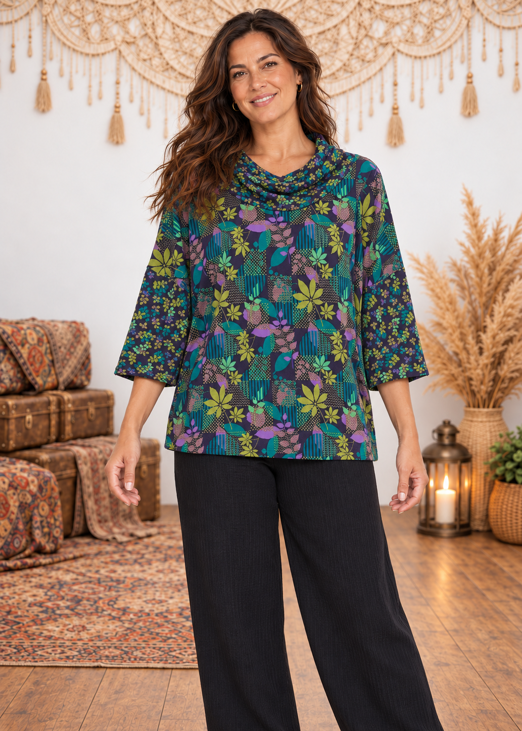 Maglia curvy Prague Garden a fiori con collo morbido - Happy Baba - copertina indossata da Gea su sfondo outlet inverno