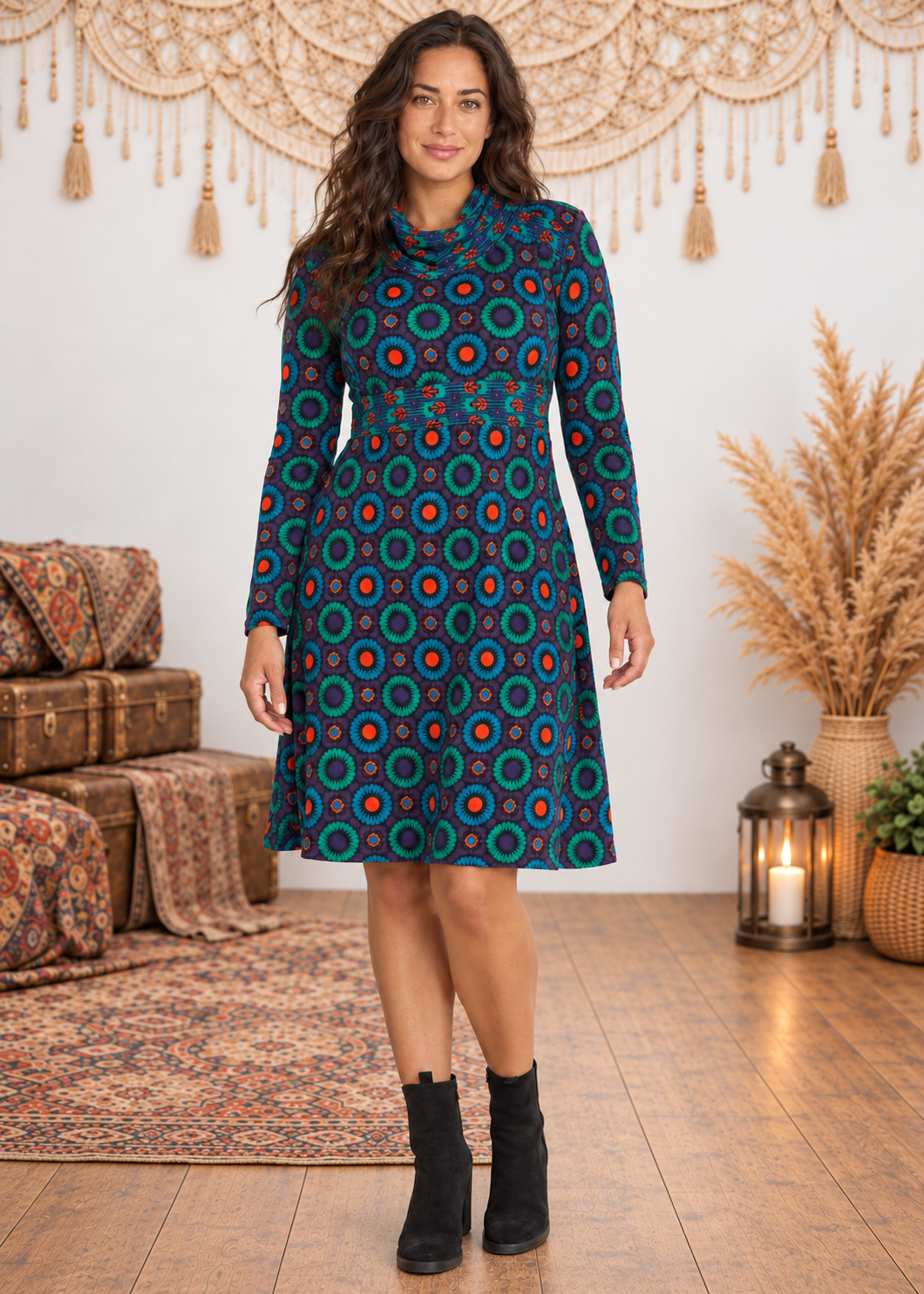 Vestito curvy Graffiti Dreams a collo alto - Happy Baba - variante Blu - indossato su sfondo outlet inverno