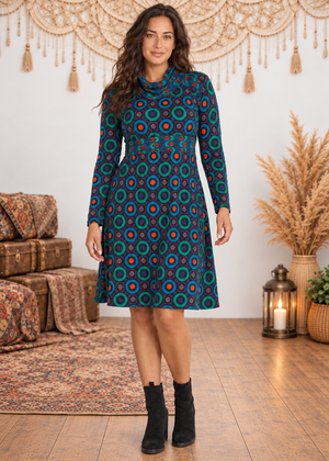 Vestito curvy Graffiti Dreams a collo alto - Happy Baba - variante Blu - indossato su sfondo outlet inverno