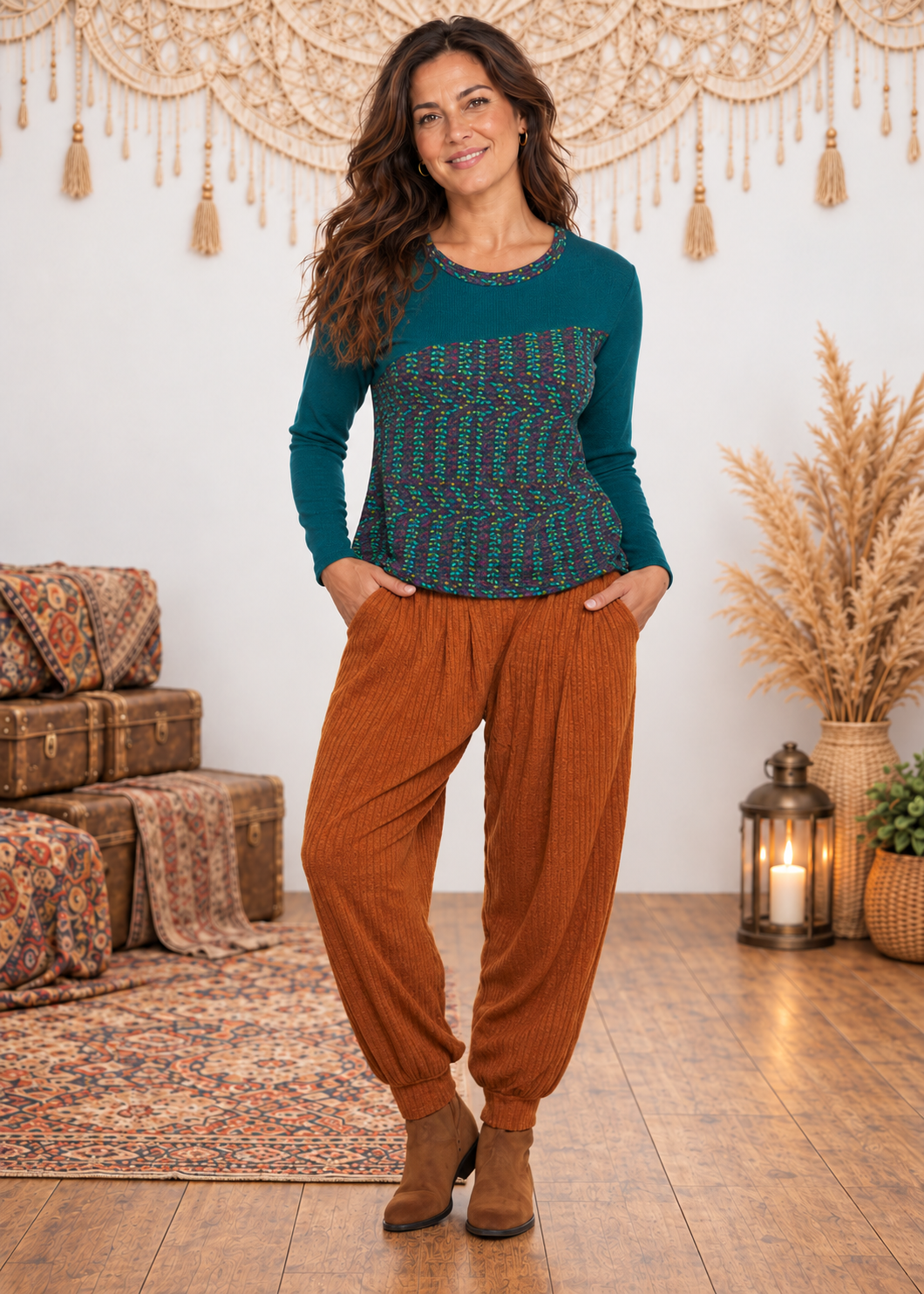 Pantaloni curvy harem a coste Street Art Stories - Happy Baba — indossati da Gea, set outlet inverno con parete chiara e macramè