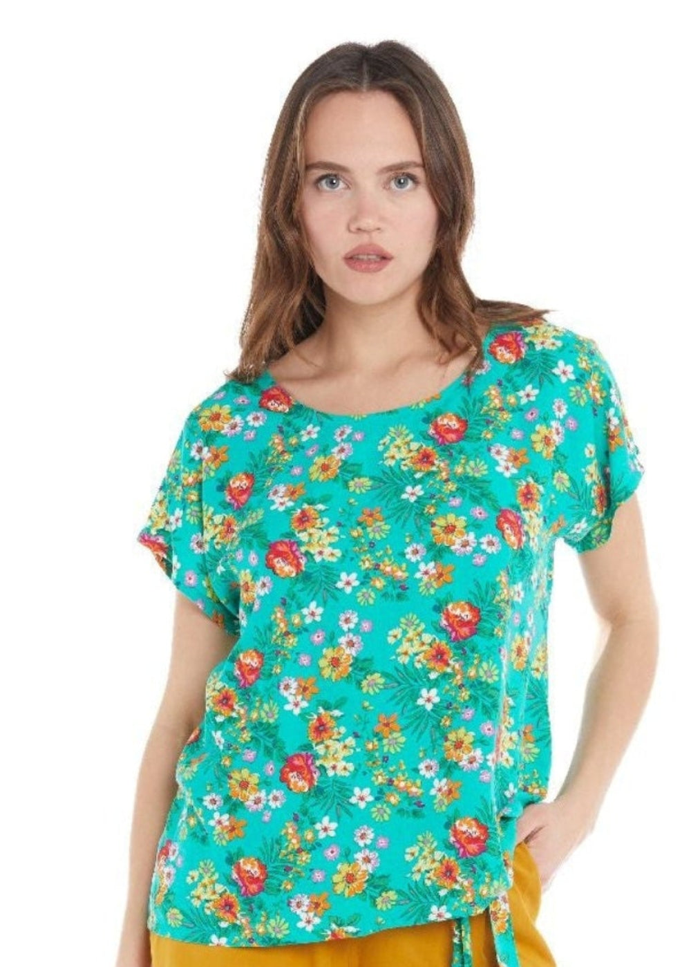 Maglia Spring Flowers Baba Design S23T12 – vista frontale, pattern floreale multicolore su fondo verde, scollo rotondo