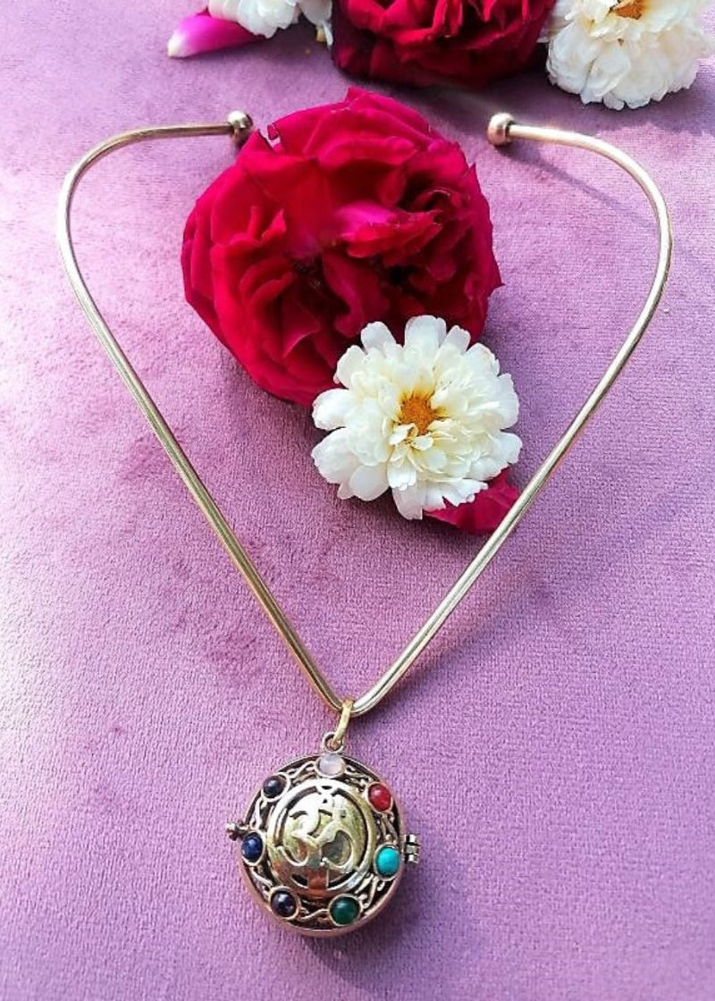 Pointed brass collar with unscrewable balls