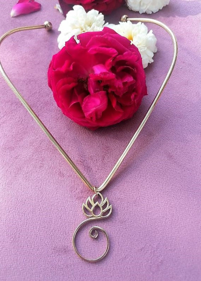 Pointed brass collar with unscrewable balls