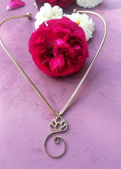 Pointed brass collar with unscrewable balls